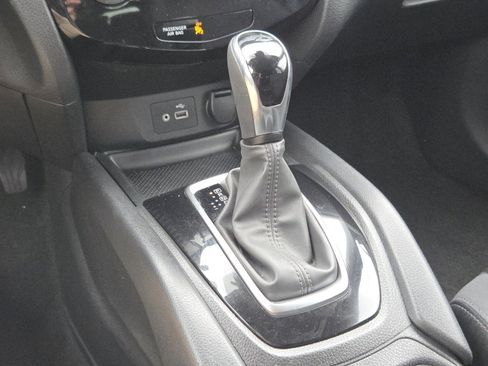 Used 2019 Nissan Rogue S image 29