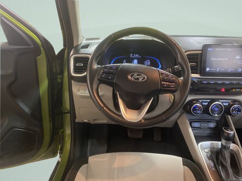 Used 2024 Hyundai Venue SEL image 17