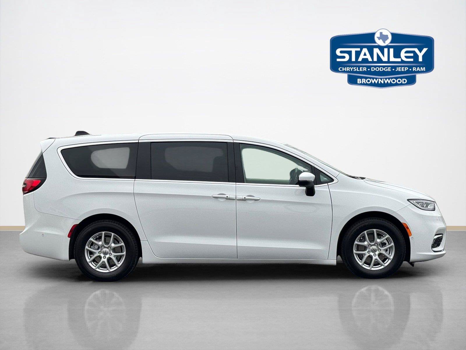 Used 2023 Chrysler Pacifica Touring-L FWD image 10