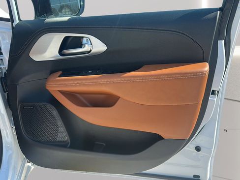 Used 2026 Chrysler Pacifica Pinnacle w/ Trailer Tow Group FWD image 83