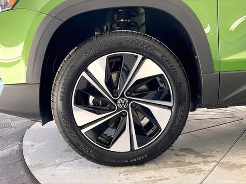 New 2026 Volkswagen Taos SE image 12