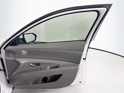 Used 2025 Hyundai Elantra SEL image 31