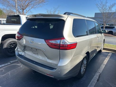 Used 2017 Toyota Sienna XLE image 7