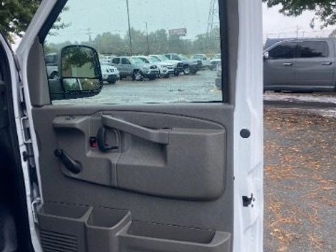 Used 2018 Chevrolet Express 2500 image 14
