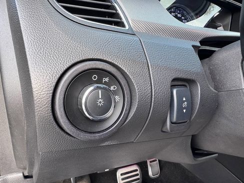 Used 2018 Ford Taurus SHO image 16