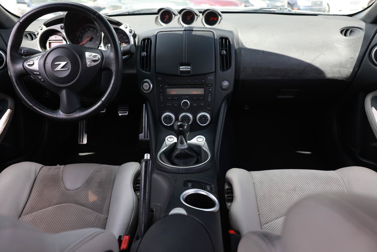 Used 2009 Nissan 370Z Touring RWD image 2