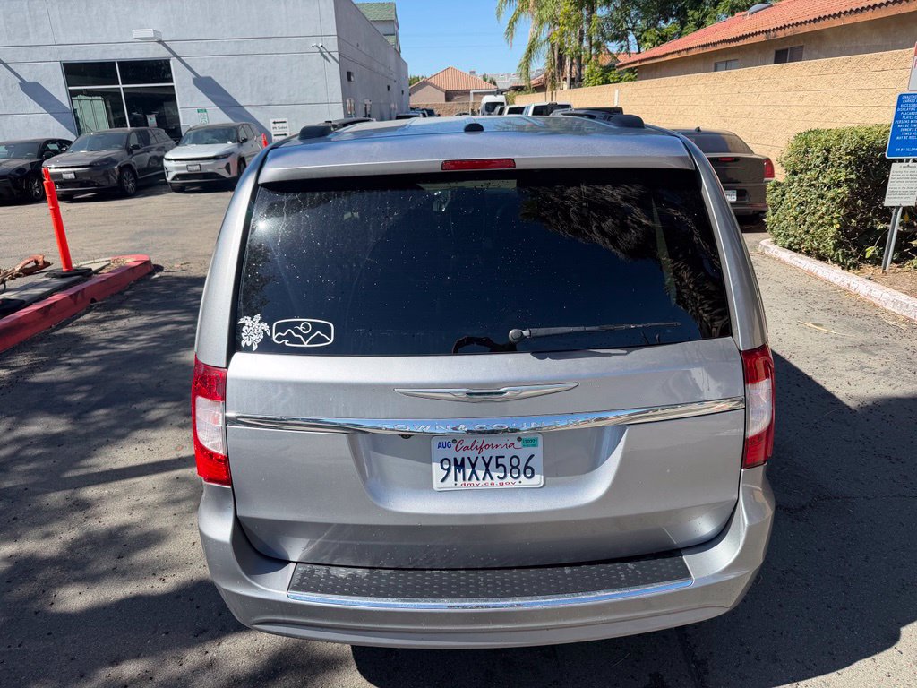 Used 2016 Chrysler Town & Country Touring FWD image 12