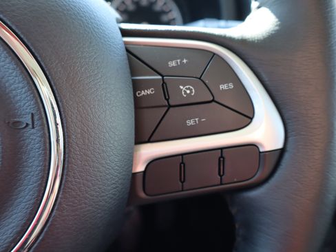 Used 2018 Jeep Renegade Latitude w/ Advanced Technology Group image 17