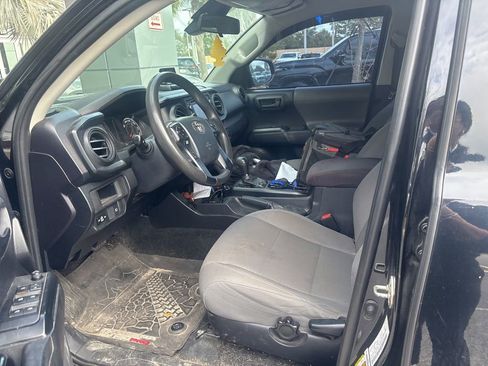 Used 2019 Toyota Tacoma SR image 3
