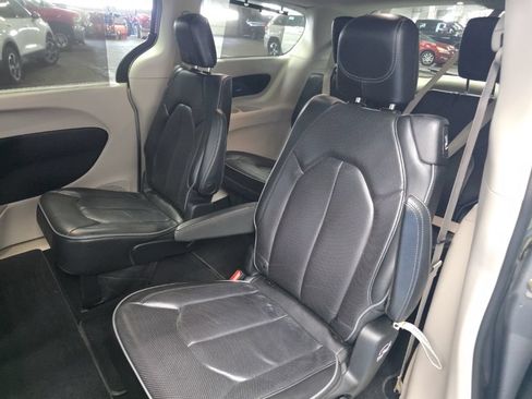 Used 2020 Chrysler Pacifica Limited FWD image 21