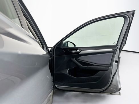 Used 2025 Volkswagen Jetta SE FWD image 31