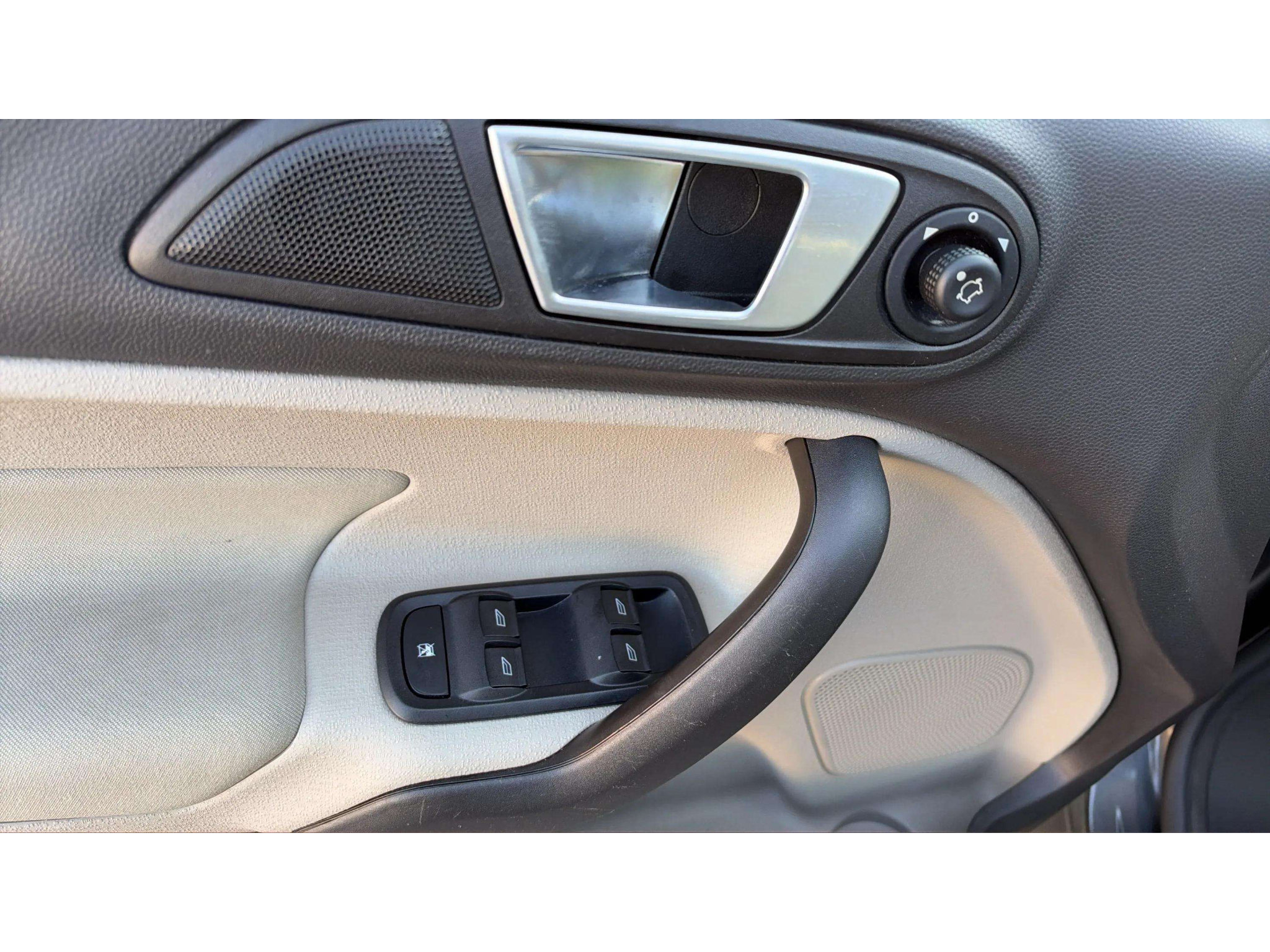 Used 2016 Ford Fiesta SE w/ Cold Weather Package FWD image 15