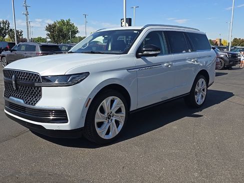 Used 2025 Lincoln Navigator Reserve AWD/4WD image 7