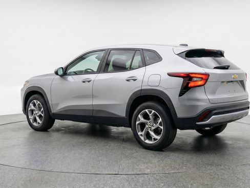 Used 2025 Chevrolet Trax LT FWD image 6