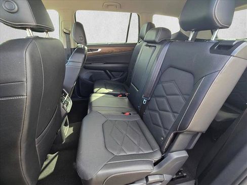Used 2025 Volkswagen Atlas SE FWD image 17