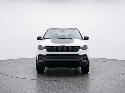 Used 2025 Jeep Compass Trailhawk AWD/4WD image 2