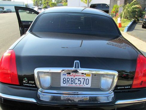 Used 2011 Lincoln Town Car Executive L image 9