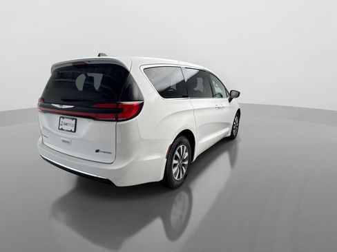Used 2024 Chrysler Pacifica Limited FWD image 5