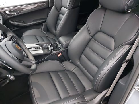 New 2026 Porsche Macan GTS image 5