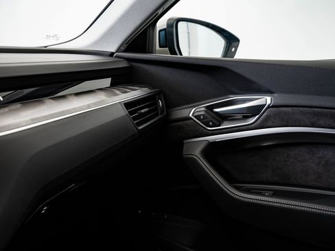 Used 2021 Audi e-tron Prestige w/ Prestige Package image 41