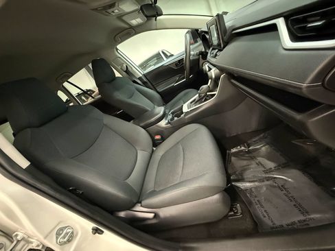 Used 2019 Toyota RAV4 LE w/ Carpet Mat Package AWD/4WD image 24