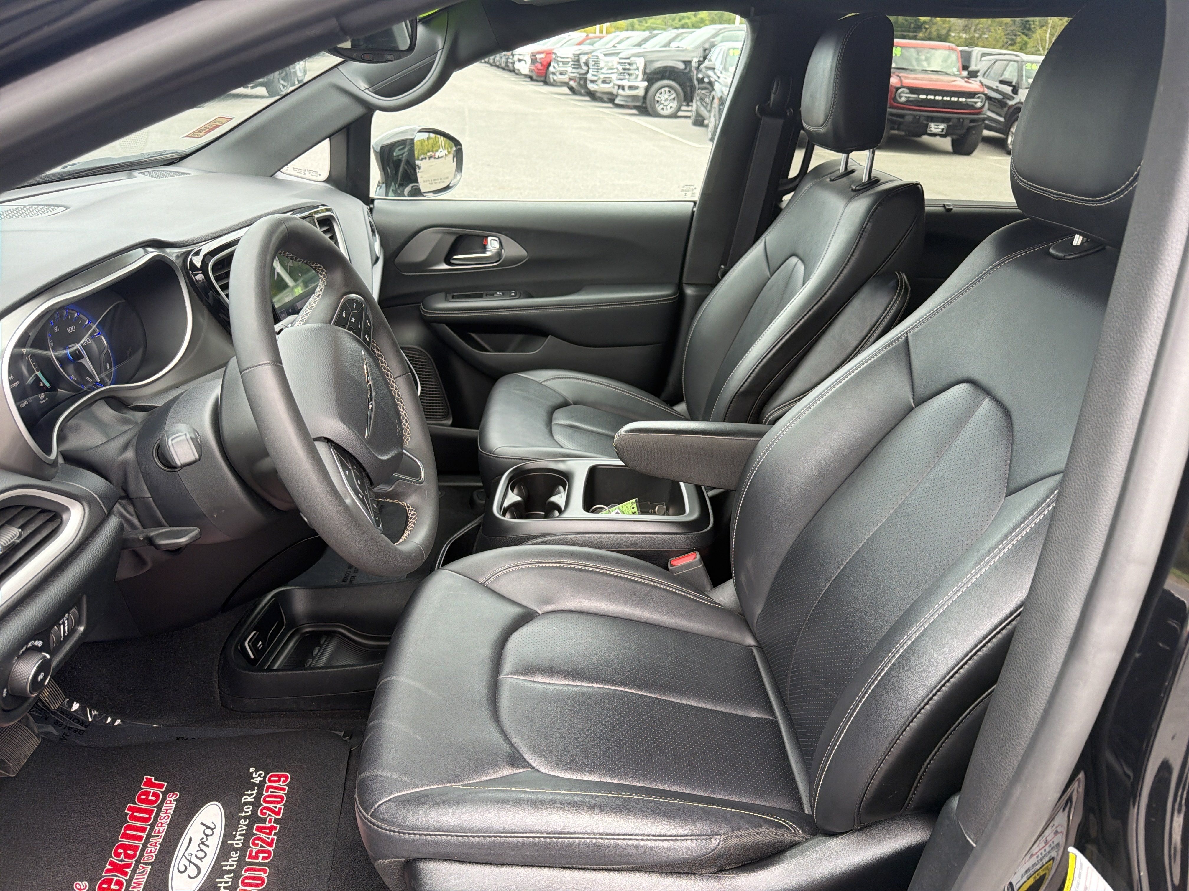 Used 2025 Chrysler Pacifica Select FWD image 12