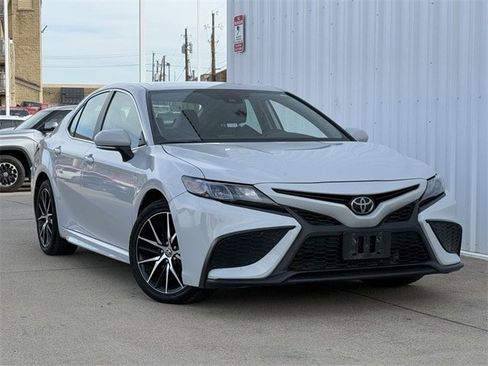 Used 2024 Toyota Camry SE image 1
