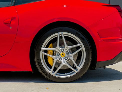 Used 2016 Ferrari California T RWD image 15
