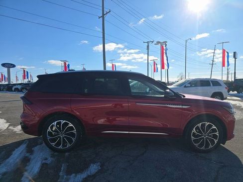 Used 2024 Lincoln Nautilus Reserve image 3