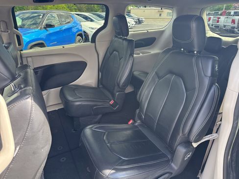 Used 2022 Chrysler Pacifica Touring-L FWD image 18