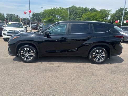 Used 2025 Toyota Highlander XLE AWD/4WD image 4