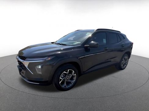 Used 2025 Chevrolet Trax LT w/ LT Convenience Package FWD image 8