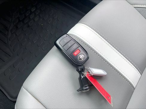 Used 2025 Toyota Camry SE w/ Convenience Package image 14