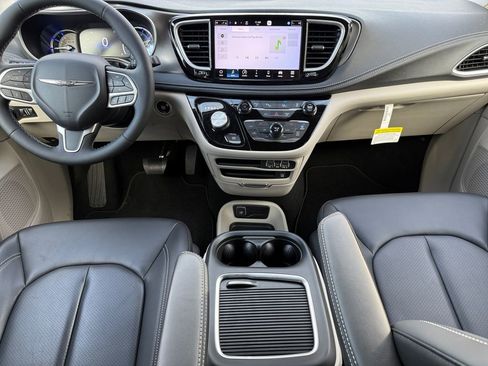 Certified 2023 Chrysler Pacifica Touring-L w/ Uconnect Theater Family Group image 10