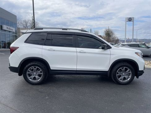 Used 2025 Honda Passport TrailSport image 4