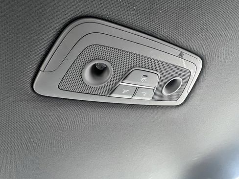 Used 2025 Genesis G70 2.5T image 19