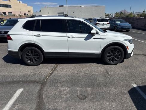Used 2022 Volkswagen Tiguan SE w/ Panoramic Sunroof Package FWD image 3
