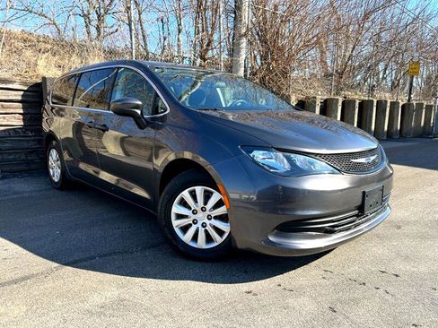 Used 2020 Chrysler Voyager L image 4