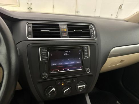 Used 2017 Volkswagen Jetta SE FWD image 12