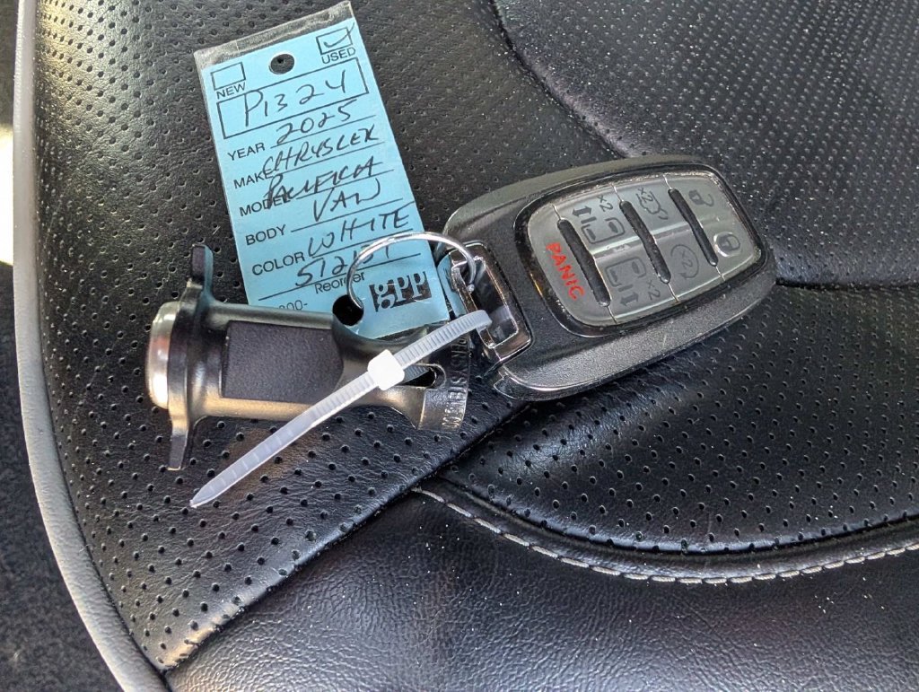 Used 2025 Chrysler Pacifica Limited FWD image 16
