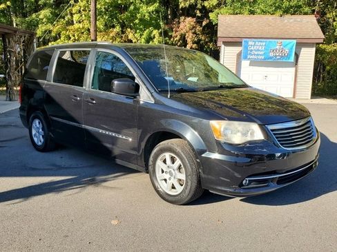 Used 2011 Chrysler Town & Country Touring image 8