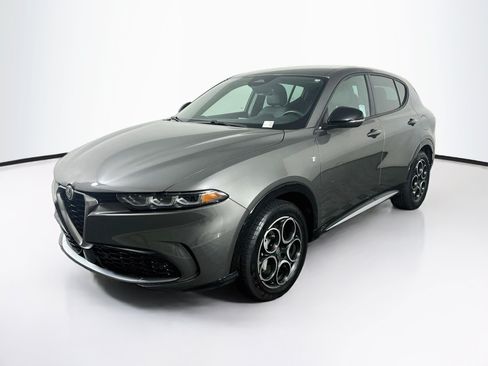 Used 2024 Alfa Romeo Tonale Ti w/ Premium Interior Package AWD/4WD image 3