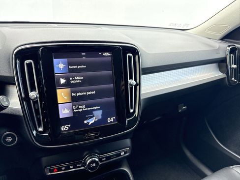 Used 2019 Volvo XC40 T5 Momentum image 17