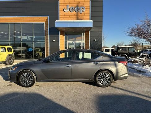 Used 2024 Nissan Altima 2.5 SV image 9