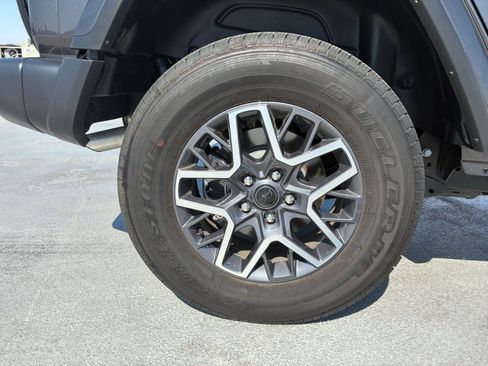 Used 2025 Jeep Wrangler Sahara image 29