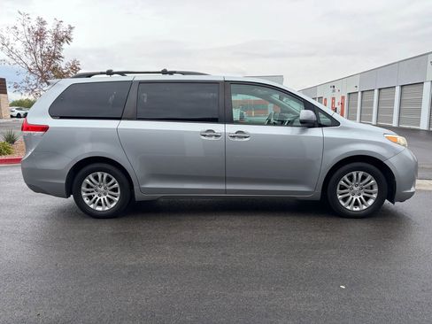 Used 2011 Toyota Sienna XLE image 2