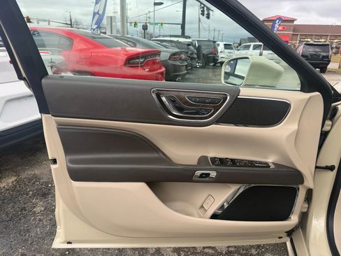 Used 2018 Lincoln Continental Select w/ Continental Climate Package image 10