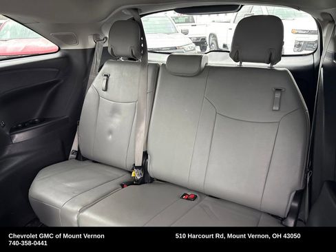 Used 2025 Toyota Sienna XLE image 32