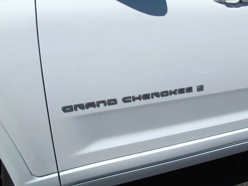 Used 2023 Jeep Grand Cherokee Overland w/ Luxury Tech Group IV image 13