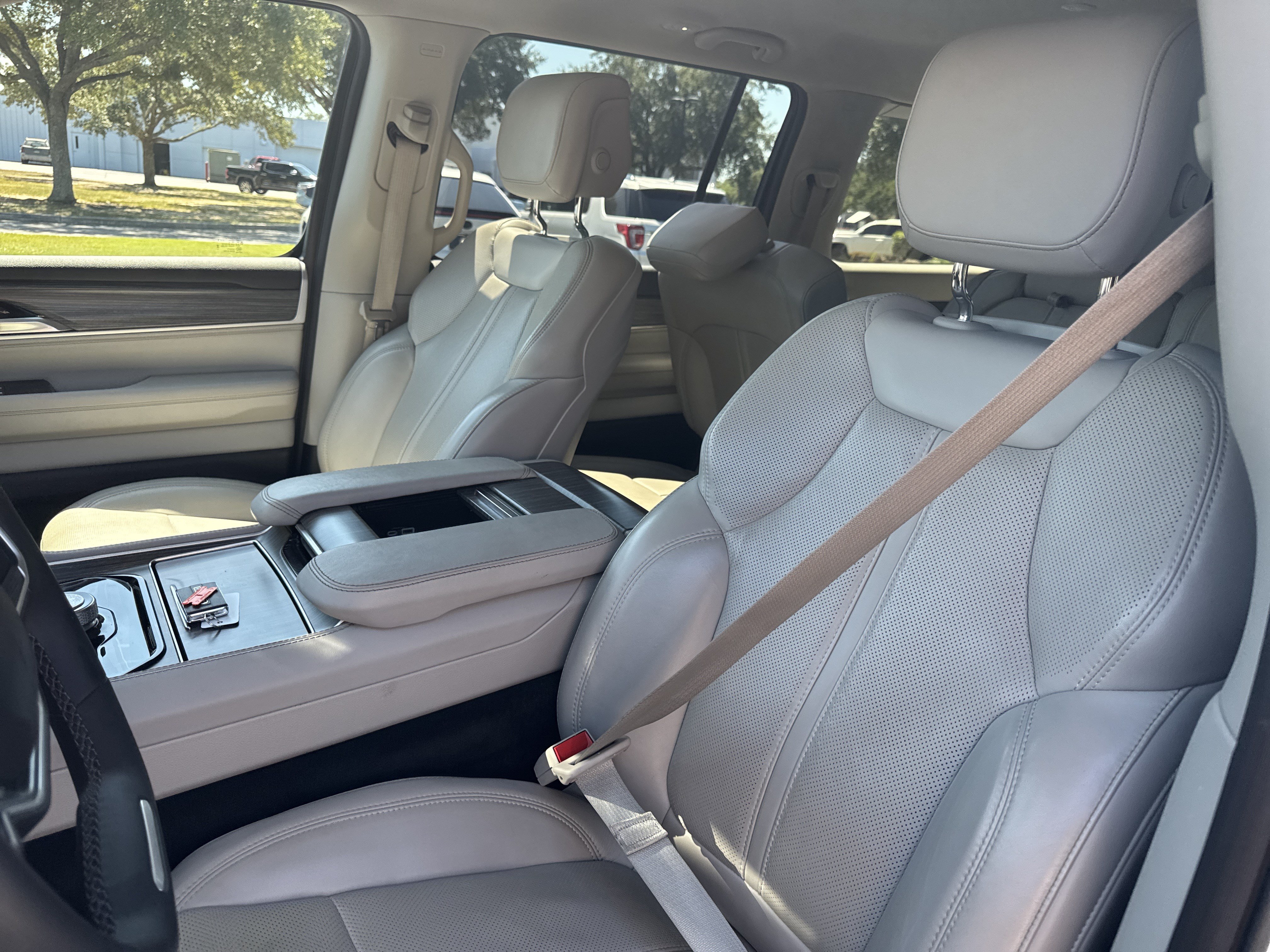 Used 2024 Jeep Wagoneer L Series II AWD/4WD image 14